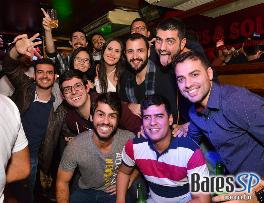 Sal Vincent e banda Bunz comandaram a noite com pop rock no Republic Pub Sal Vincent e banda Bunz comandaram a noite com pop rock no Republic Pub