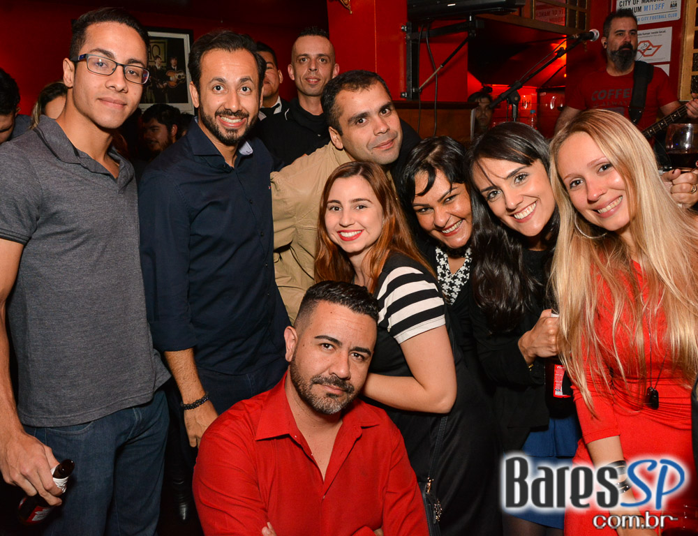 Sal Vincent e banda Bunz comandaram a noite com pop rock no Republic Pub Sal Vincent e banda Bunz comandaram a noite com pop rock no Republic Pub