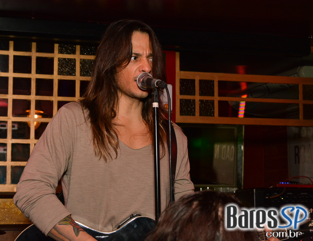 Sal Vincent e banda Bunz comandaram a noite com pop rock no Republic Pub Sal Vincent e banda Bunz comandaram a noite com pop rock no Republic Pub