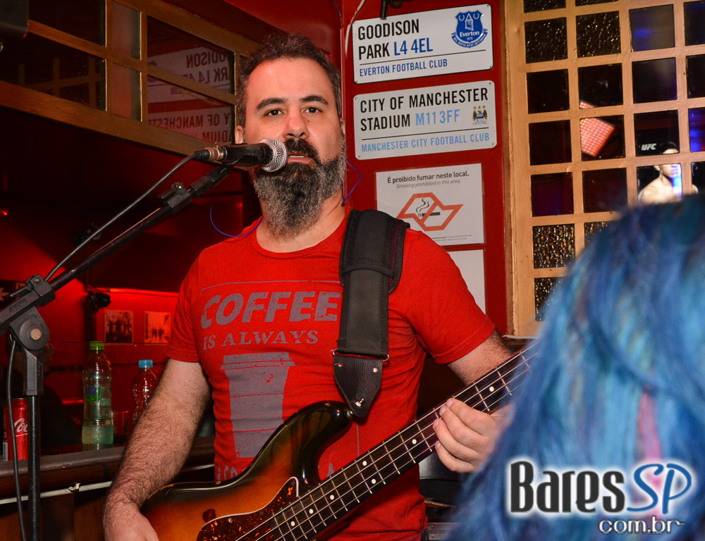 Sal Vincent e banda Bunz comandaram a noite com pop rock no Republic Pub Sal Vincent e banda Bunz comandaram a noite com pop rock no Republic Pub