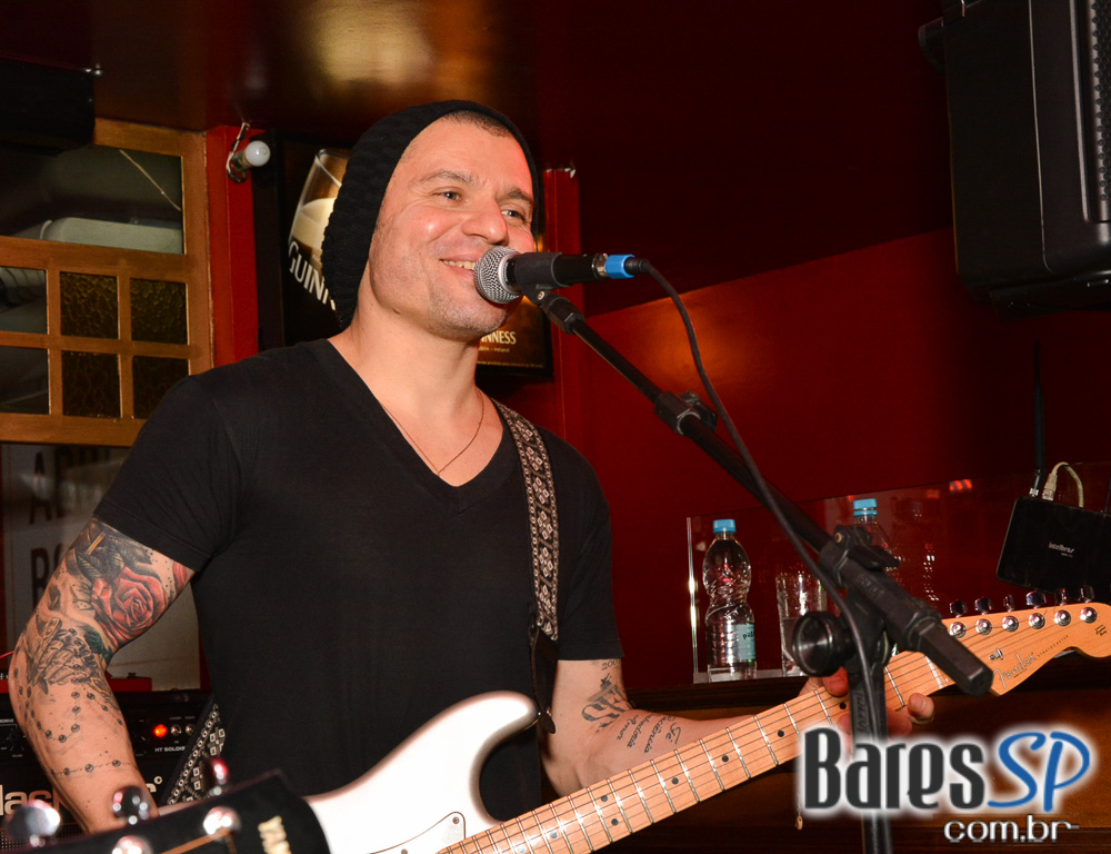 Sal Vincent e banda Bunz comandaram a noite com pop rock no Republic Pub Sal Vincent e banda Bunz comandaram a noite com pop rock no Republic Pub