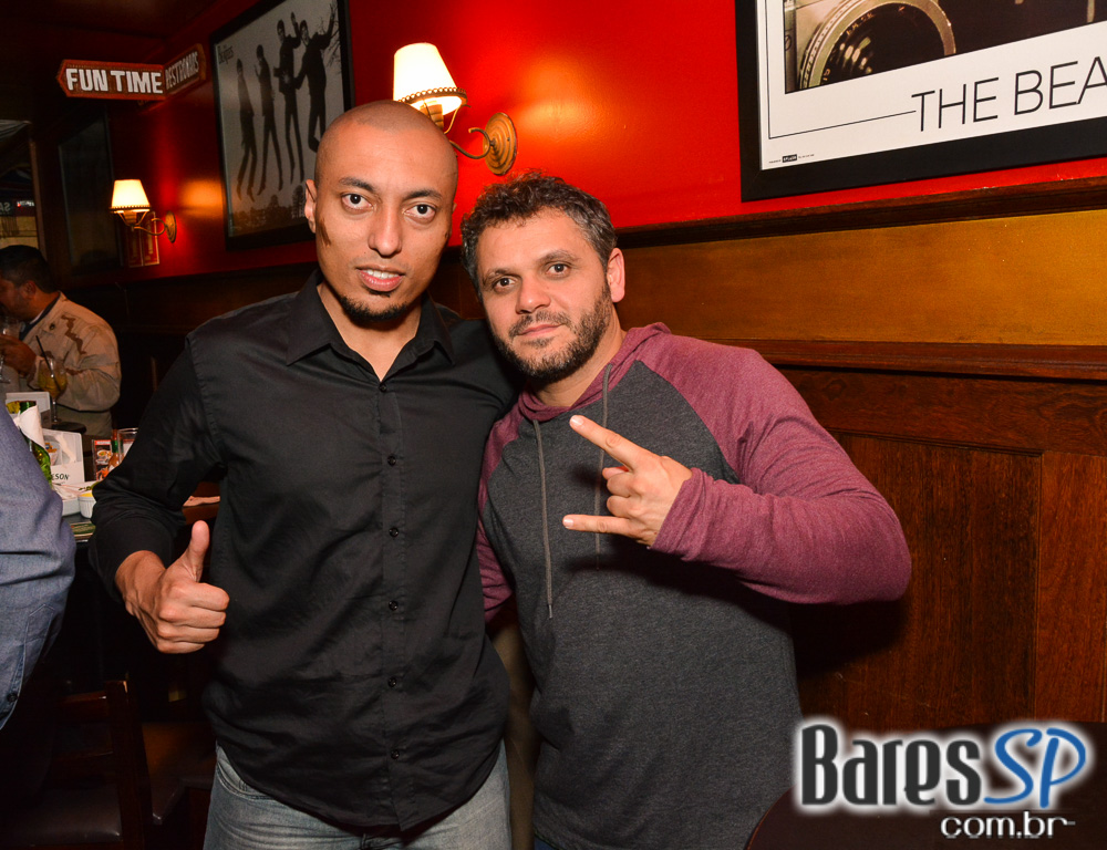 Sal Vincent e banda Bunz comandaram a noite com pop rock no Republic Pub Sal Vincent e banda Bunz comandaram a noite com pop rock no Republic Pub