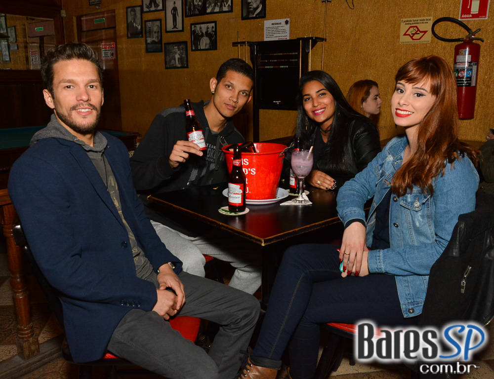 Sal Vincent e banda Bunz comandaram a noite com pop rock no Republic Pub Sal Vincent e banda Bunz comandaram a noite com pop rock no Republic Pub