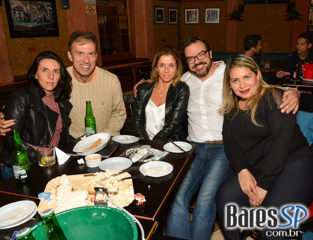 Sal Vincent e banda Bunz comandaram a noite com pop rock no Republic Pub Sal Vincent e banda Bunz comandaram a noite com pop rock no Republic Pub