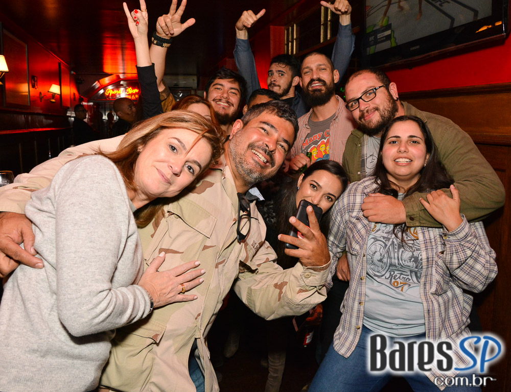 Sal Vincent e banda Bunz comandaram a noite com pop rock no Republic Pub Sal Vincent e banda Bunz comandaram a noite com pop rock no Republic Pub