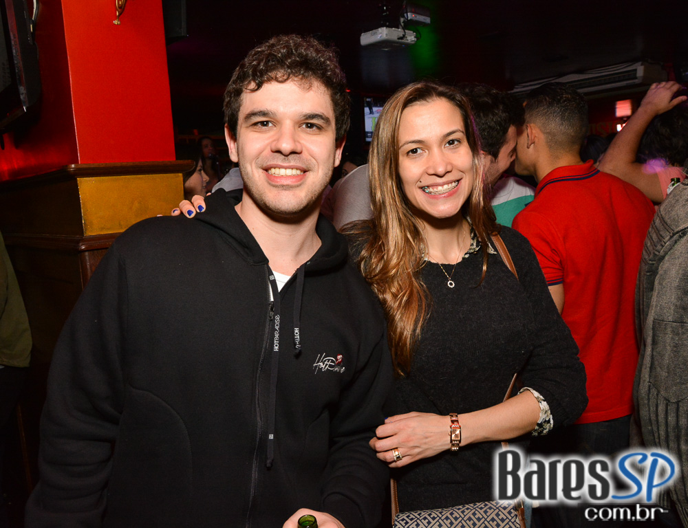 Sal Vincent e banda Bunz comandaram a noite com pop rock no Republic Pub Sal Vincent e banda Bunz comandaram a noite com pop rock no Republic Pub