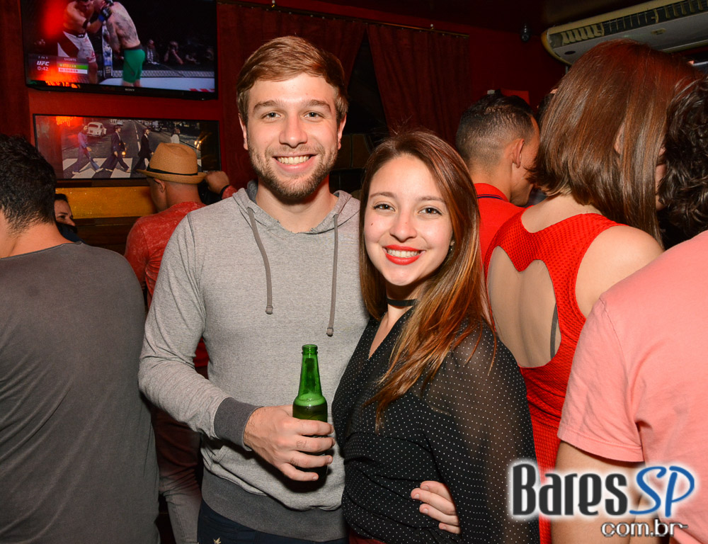 Sal Vincent e banda Bunz comandaram a noite com pop rock no Republic Pub Sal Vincent e banda Bunz comandaram a noite com pop rock no Republic Pub