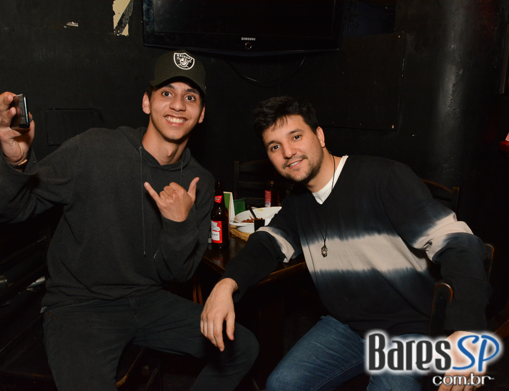 Projeto Late Night Blues com banda de blues diferente toda semana no Ye Olde Pub Projeto Late Night Blues com banda de blues diferente toda semana no Ye Olde Pub