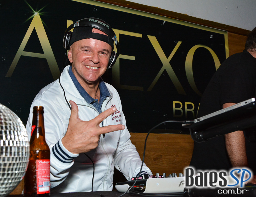 Anexo Brasa realizou projeto Old Friends Flashback com DJs Massa, Dunga e Vinícius no sábado Anexo Brasa realizou projeto Old Friends Flashback com DJs Massa, Dunga e Vinícius no sábado