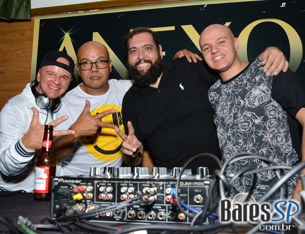 Anexo Brasa realizou projeto Old Friends Flashback com DJs Massa, Dunga e Vinícius no sábado Anexo Brasa realizou projeto Old Friends Flashback com DJs Massa, Dunga e Vinícius no sábado