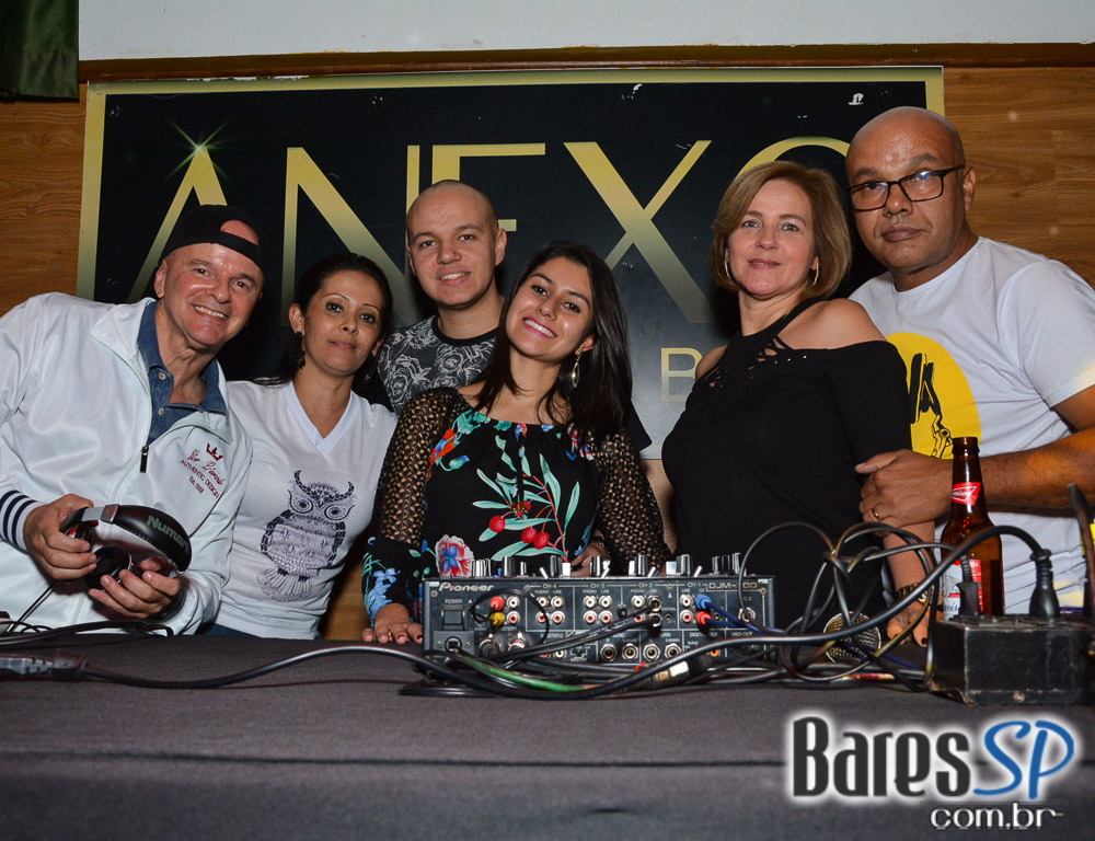 Anexo Brasa realizou projeto Old Friends Flashback com DJs Massa, Dunga e Vinícius no sábado Anexo Brasa realizou projeto Old Friends Flashback com DJs Massa, Dunga e Vinícius no sábado