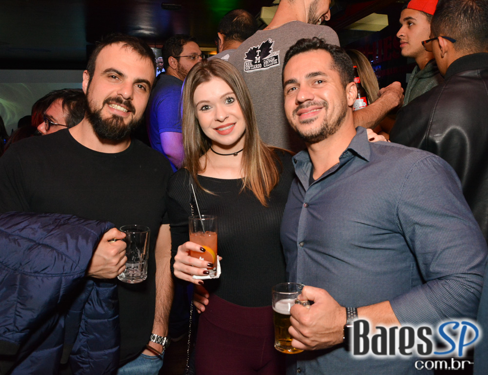 William Kim e banda Monk tocaram clássicos do pop rock no Republic Pub William Kim e banda Monk tocaram clássicos do pop rock no Republic Pub