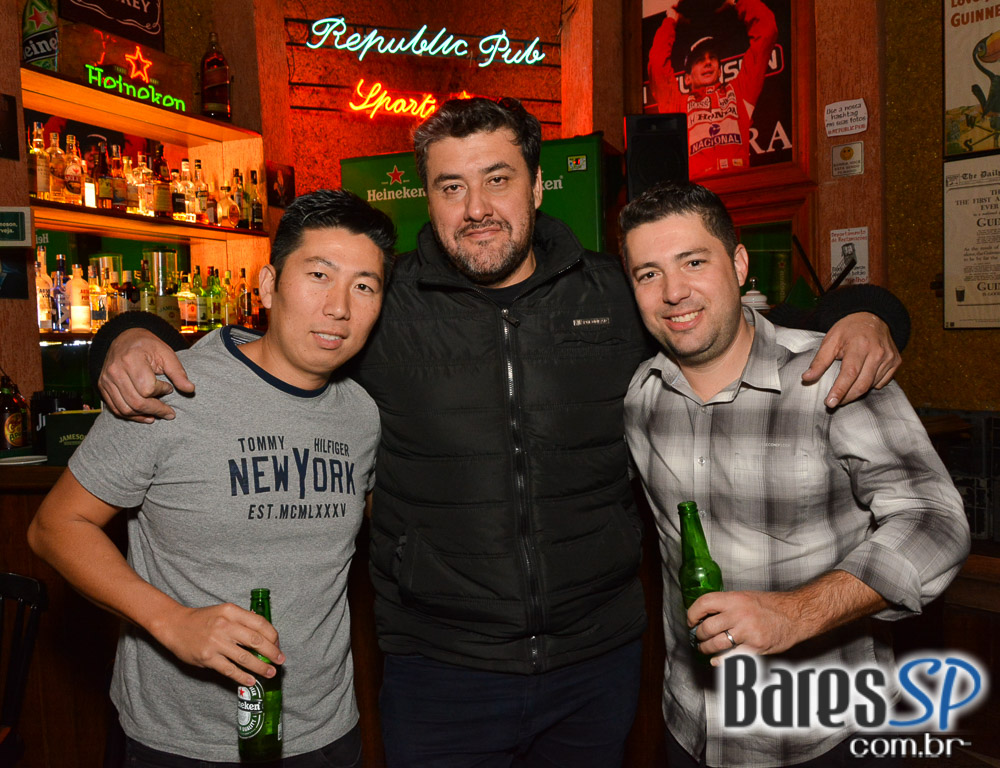 William Kim e banda Monk tocaram clássicos do pop rock no Republic Pub William Kim e banda Monk tocaram clássicos do pop rock no Republic Pub