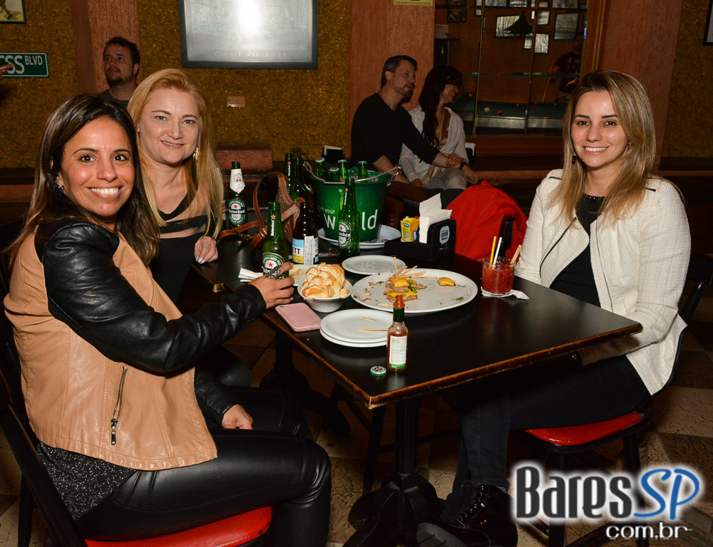 William Kim e banda Monk tocaram clássicos do pop rock no Republic Pub William Kim e banda Monk tocaram clássicos do pop rock no Republic Pub