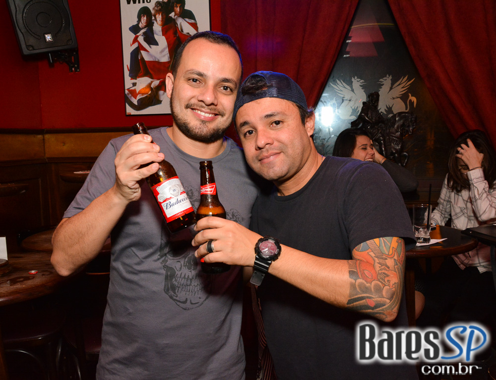 Sal Vincent e banda Bubbles tocaram muito pop rock no Republic Pub Sal Vincent e banda Bubbles tocaram muito pop rock no Republic Pub