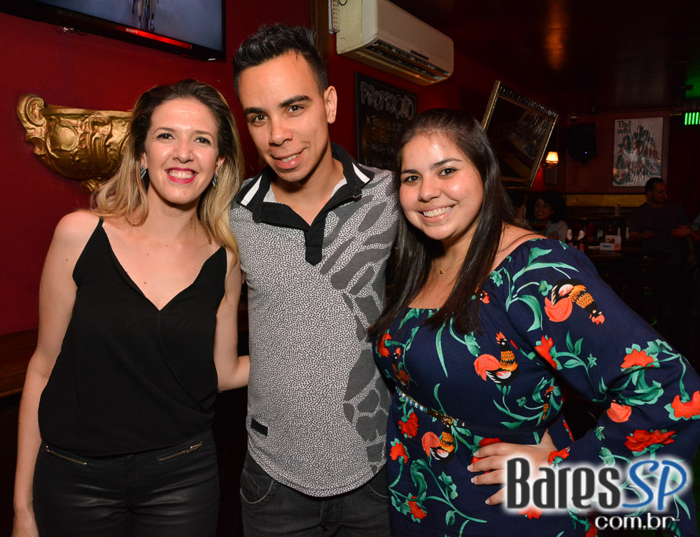 Sal Vincent e banda Bubbles tocaram muito pop rock no Republic Pub Sal Vincent e banda Bubbles tocaram muito pop rock no Republic Pub