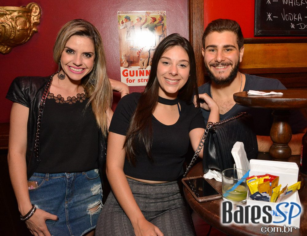 Sal Vincent e banda Bubbles tocaram muito pop rock no Republic Pub Sal Vincent e banda Bubbles tocaram muito pop rock no Republic Pub