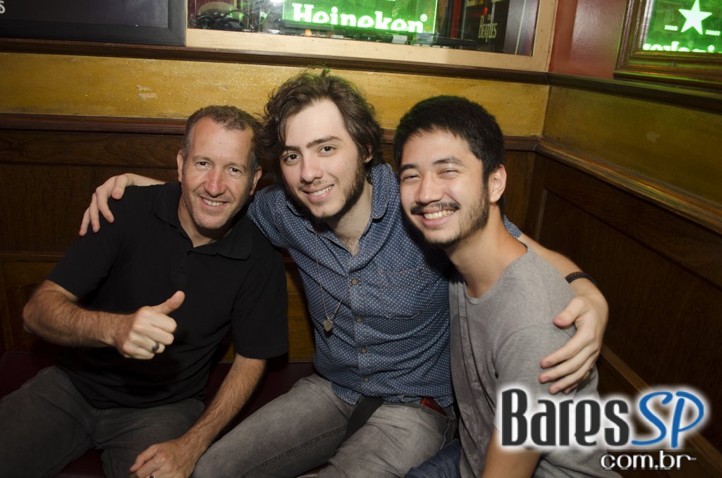 Banda Summer Beats e Sal Vincent com pop rock no Republic Pub Banda Summer Beats e Sal Vincent com pop rock no Republic Pub