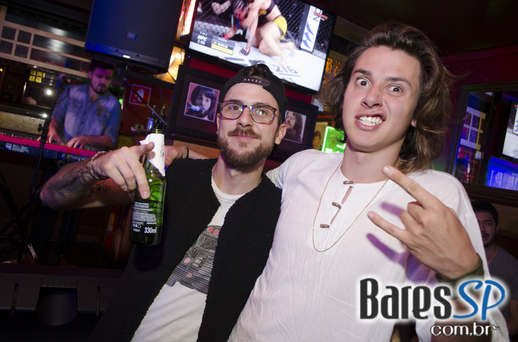 Banda Summer Beats e Sal Vincent com pop rock no Republic Pub Banda Summer Beats e Sal Vincent com pop rock no Republic Pub