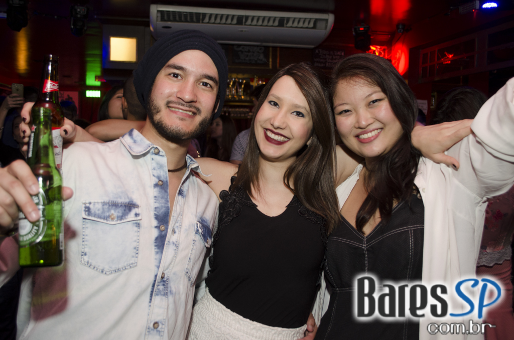 Banda Summer Beats e Sal Vincent com pop rock no Republic Pub Banda Summer Beats e Sal Vincent com pop rock no Republic Pub