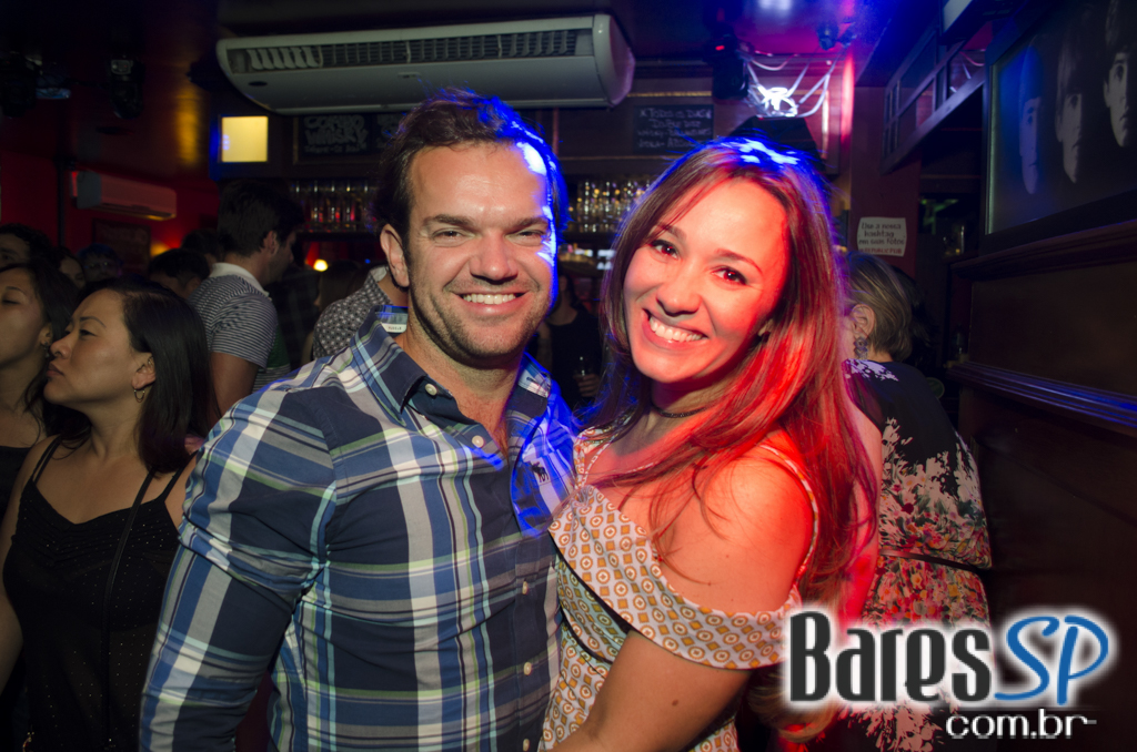 Banda Summer Beats e Sal Vincent com pop rock no Republic Pub Banda Summer Beats e Sal Vincent com pop rock no Republic Pub