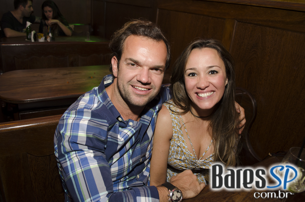 Banda Summer Beats e Sal Vincent com pop rock no Republic Pub Banda Summer Beats e Sal Vincent com pop rock no Republic Pub