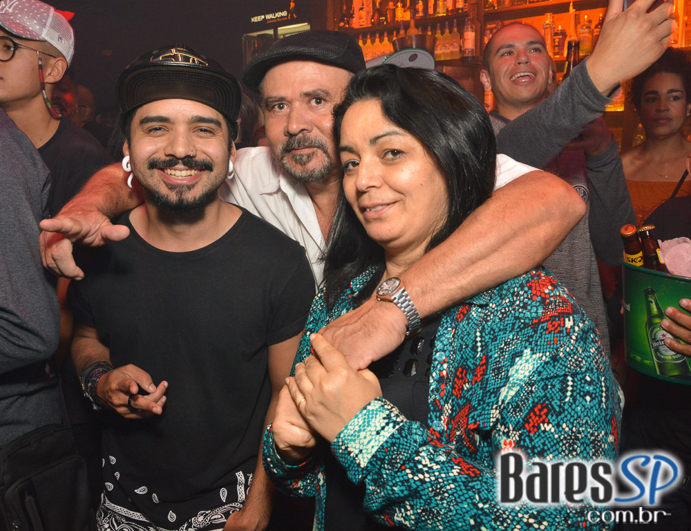 Baile das Antigas 12ª edição com DJs Silvinho, Katatau e Zhenna no Akbar Lounge e Disco