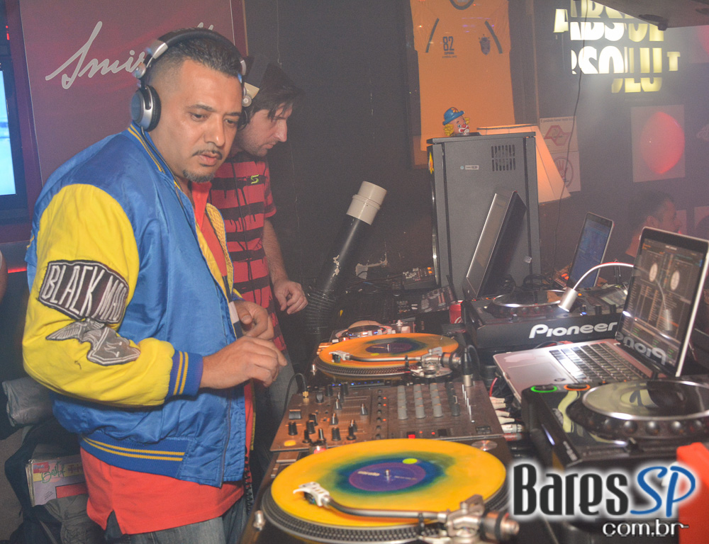 Baile das Antigas 12ª edição com DJs Silvinho, Katatau e Zhenna no Akbar Lounge e Disco