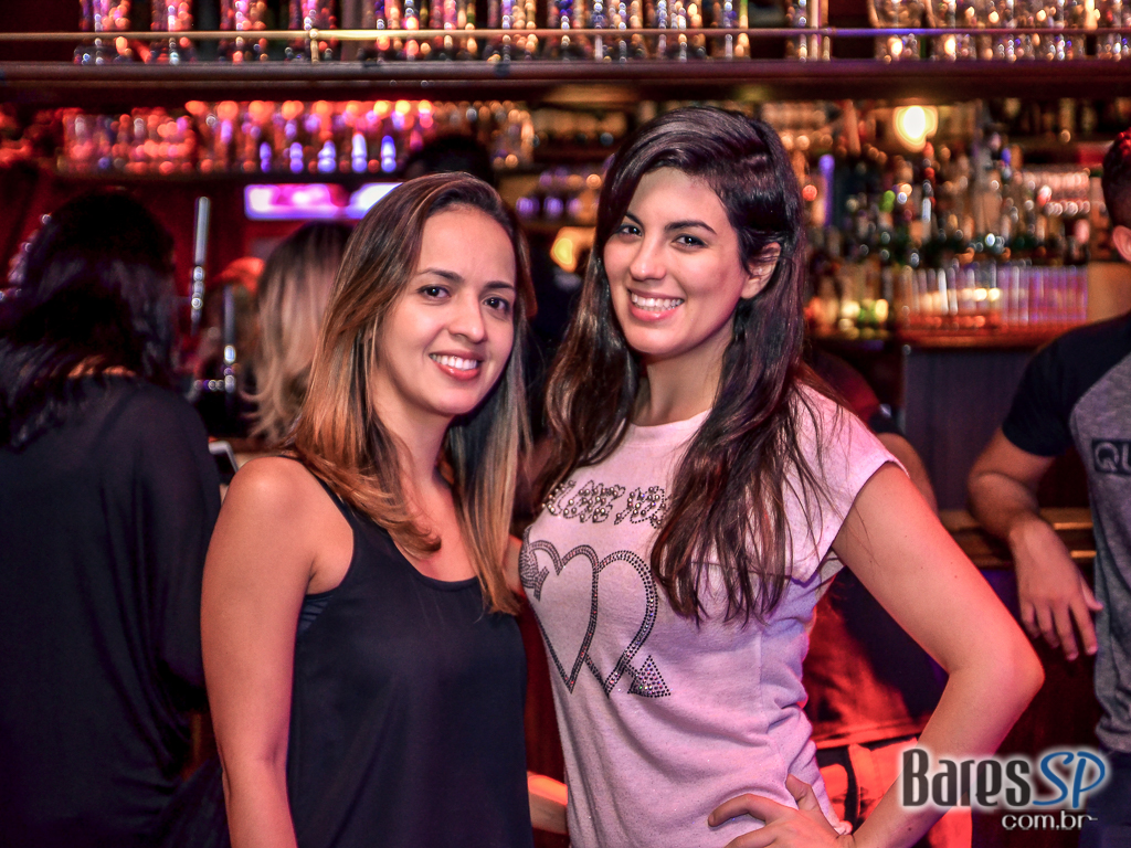 Banda Cowbell e DJ Maia comandaram a noite com pop rock no Republic Pub - St. Patrick's Week 2018