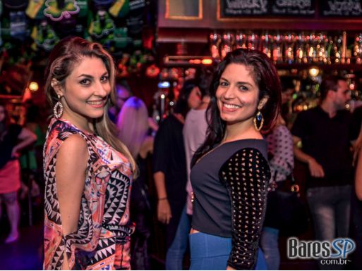 Banda Cowbell e DJ Maia comandaram a noite com pop rock no Republic Pub - St. Patrick's Week 2018