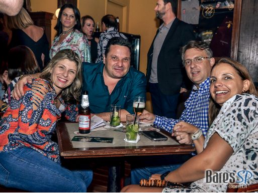 Paula Marquezine e banda Mach 5 comandaram a noite com pop rock no Bar Charles Edward - St. Patrick's Week 2018