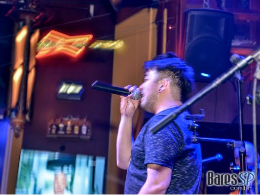 Paula Marquezine e banda Mach 5 comandaram a noite com pop rock no Bar Charles Edward - St. Patrick's Week 2018