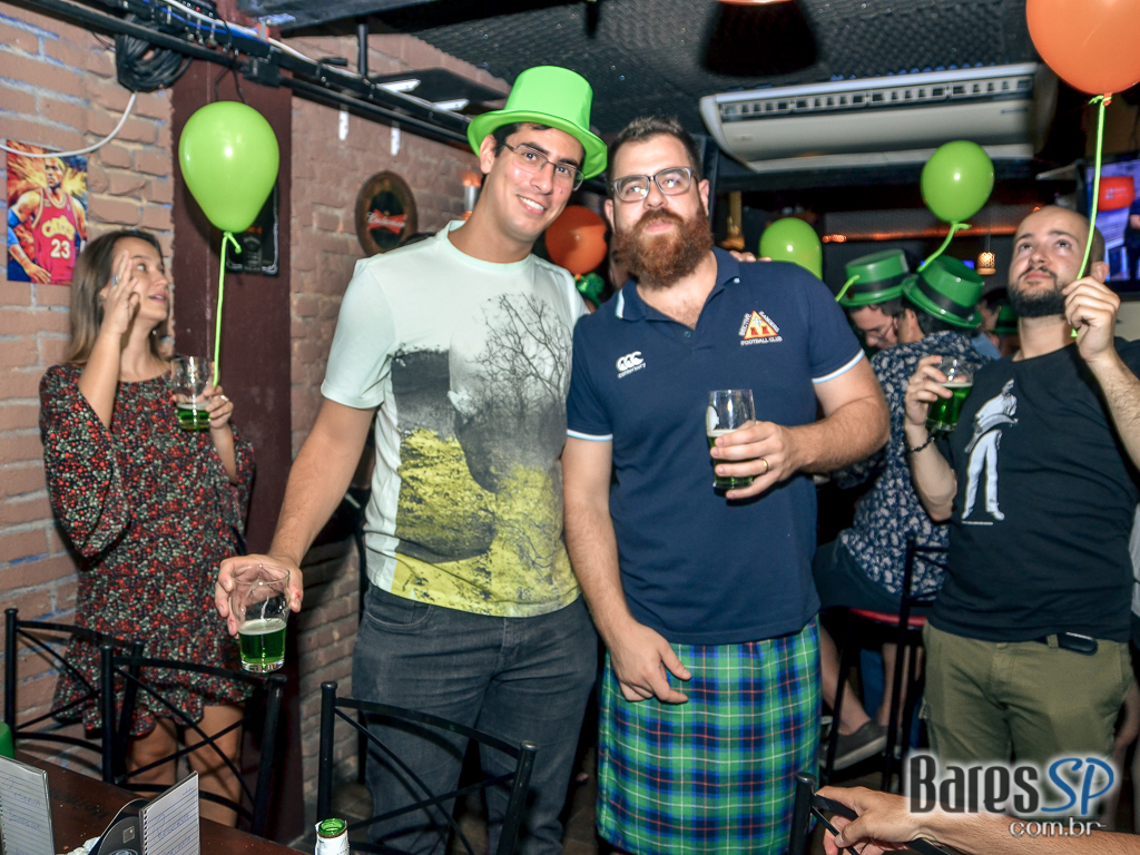 Dia de St. Patrick's com Karaoke Rockstar animou a noite no St. Paul's Pub - St. Patrick's Week