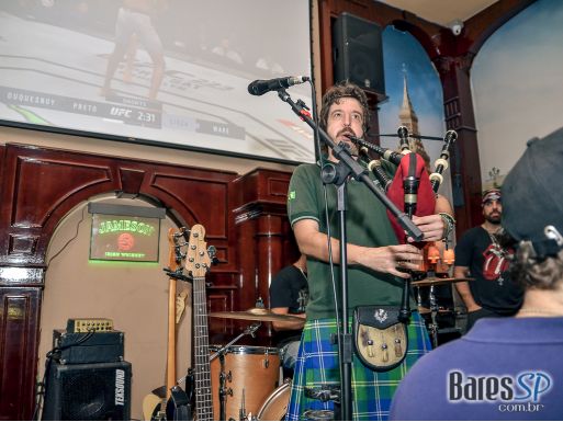 Banda Mr. Legacy e os DJs Bezzi e Rogério Real no The Blue Pub - St. Patrick's Week