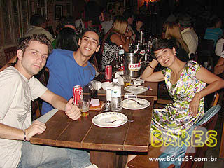 Noite de sábado animada no Magnólia Villa Noite de sábado animada no Magnólia Villa