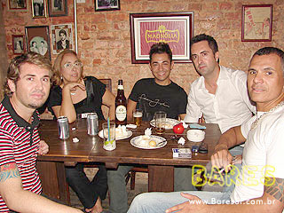 Noite de sábado animada no Magnólia Villa Noite de sábado animada no Magnólia Villa