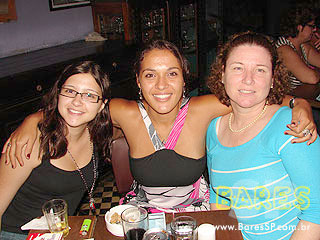 Noite de sábado animada no Magnólia Villa Noite de sábado animada no Magnólia Villa