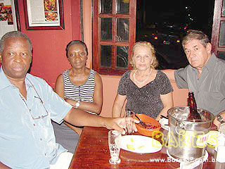 Noite de sábado animada no Magnólia Villa Noite de sábado animada no Magnólia Villa