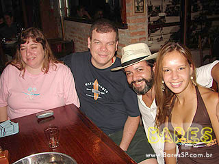 Noite de sábado animada no Magnólia Villa Noite de sábado animada no Magnólia Villa