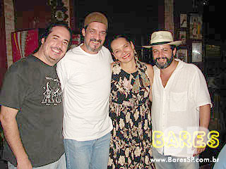 Noite de sábado animada no Magnólia Villa Noite de sábado animada no Magnólia Villa