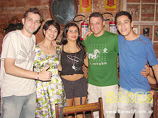 Noite de sábado animada no Magnólia Villa Noite de sábado animada no Magnólia Villa