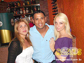 Noite animada no Esconderijo Bar Noite animada no Esconderijo Bar