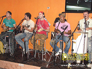 Noite animada no Esconderijo Bar Noite animada no Esconderijo Bar
