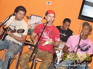 Noite animada no Esconderijo Bar Noite animada no Esconderijo Bar