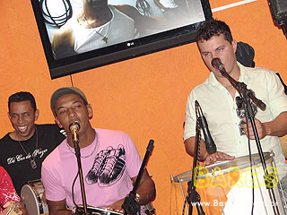 Noite animada no Esconderijo Bar Noite animada no Esconderijo Bar