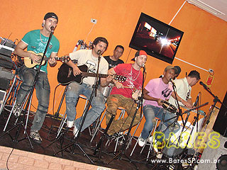 Noite animada no Esconderijo Bar Noite animada no Esconderijo Bar