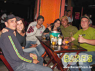 Noite animada no Esconderijo Bar Noite animada no Esconderijo Bar