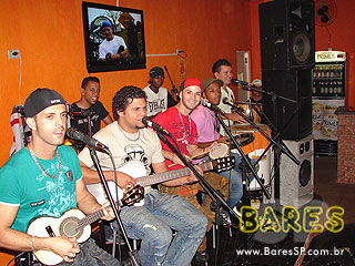 Noite animada no Esconderijo Bar Noite animada no Esconderijo Bar