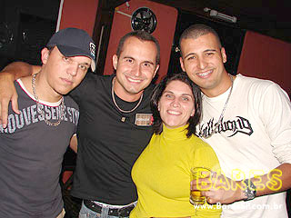 Noite animada no Esconderijo Bar Noite animada no Esconderijo Bar