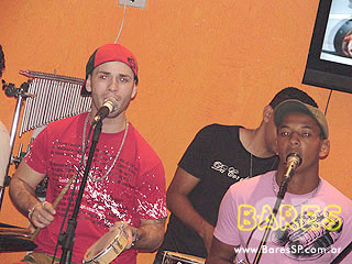 Noite animada no Esconderijo Bar Noite animada no Esconderijo Bar